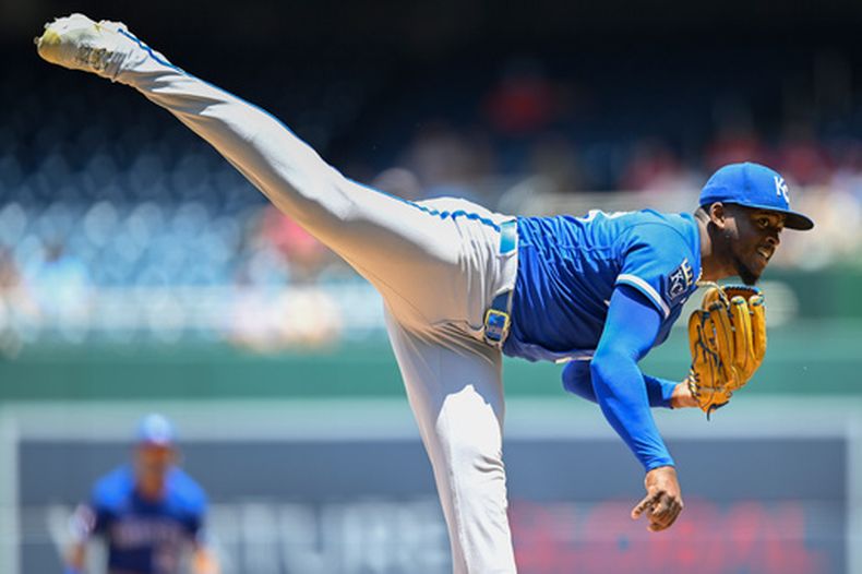 El pitcher venezolano de los Reales de Kansas City Luinder Avila lanza en la primera entrada ante los Nacionales de Washington el miércoles 17 de junio del 2026. (AP Foto/John McDonnell)