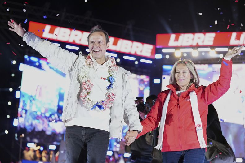 El candidato presidencial Jorge Tuto Quiroga y su esposa Milena Dobronic saludan durante el cierre de su campaña en La Paz, Bolivia, el miércoles 13 de agosto de 2025. (AP Foto/Natacha Pisarenko)
