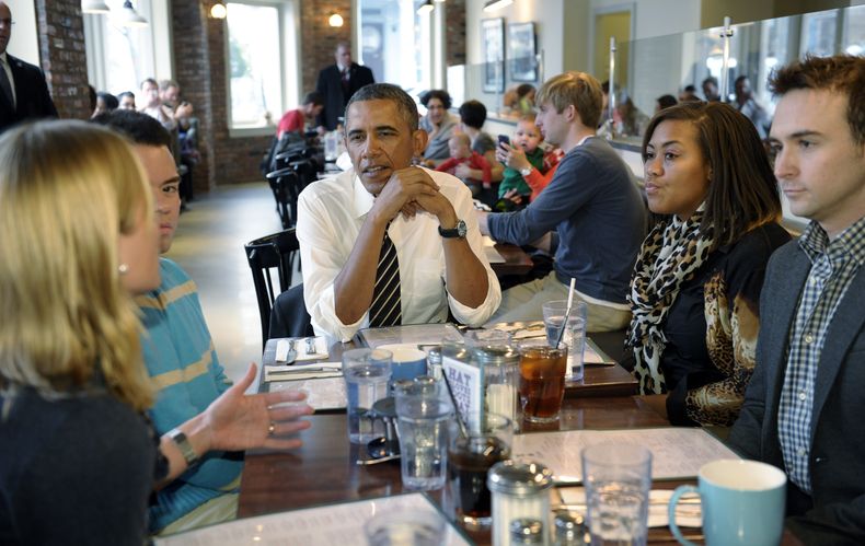 El presidente Barack Obama durante un almuerzo con cinco j&oacute;venes en el restaurante The Coupe, en Columbia Heights, Washington, el viernes 10 de enero de 2014. (Foto AP/Susan Walsh)