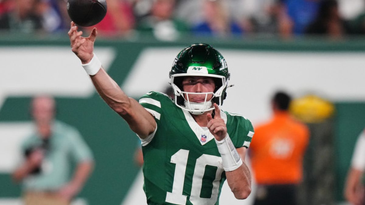 FLORHAM PARK, N.J. — El novato Cade Klubnik afrontará la temporada regular como el quarterback suplente de los