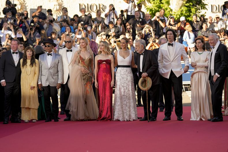 D. B. Sweeney, de izquierda a derecha, Talia Shire, Giancarlo Esposito, Laurence Fishburne, Grace VanderWaal, Chloe Fineman, Nathalie Emmanuel, el director Francis Ford Coppola, Adam Driver, Aubrey Plaza y Jon Voight posan a su llegada a la premiere de Megalopolis en la 77a edición del Festival de Cine de Cannes, en Francia, el jueves 16 de mayo de 2024. (Foto Andreea Alexandru/Invision/AP)