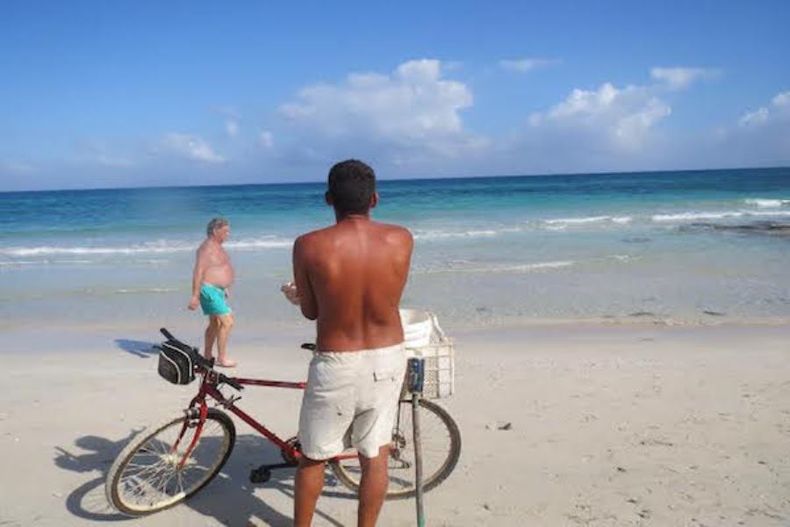 La playa Boca Ciega, al este de La Habana, se ha convertido en un santuario gay semi tolerado.