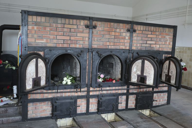 Flores en lo que era el crematorio del campo de concentración Buchenwald, en el aniversario de su liberación, el 6 de abril del 2025. (Bodo Schackow/dpa via AP)