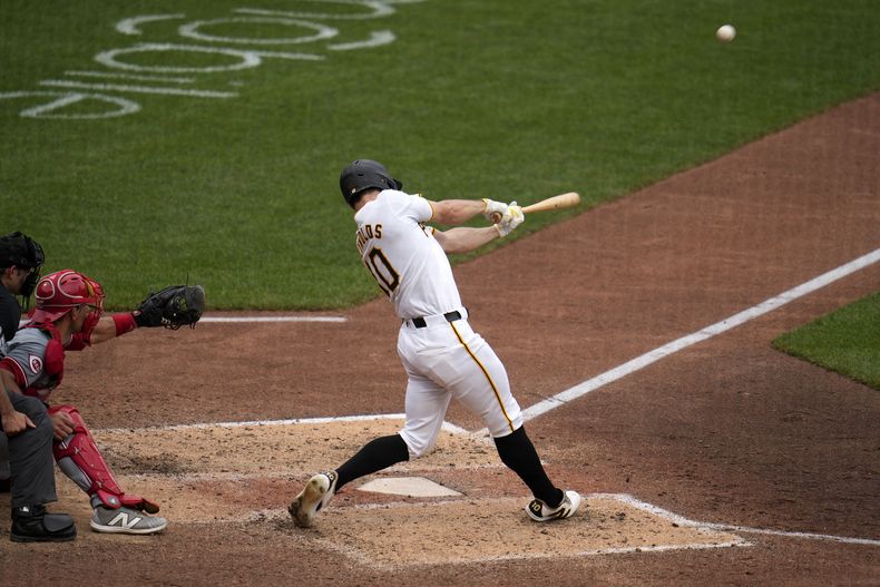 Bryan Reynolds de los Piratas de Pittsburgh conecta un jonrón frente al relevista de los Rojos de Cincinnati Nick Martinez en la octava entrada del juego del 19 de junio del 2024. (AP Foto/Gene J. Puskar)