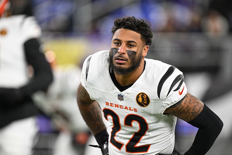ARCHIVO - Geno Stone, safety de los Bengals de Cincinnati, estira durante los ejercicios de calentamiento previo al partido de la NFL en contra de los Ravens de Baltimore el 27 de noviembre de 2025, en Baltimore. (AP Foto/Terrance Williams, Archivo)