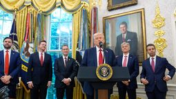 El presidente Donald Trump habla en la Oficina Oval de la Casa Blanca el martes 30 de septiembre de 2025, en Washington. (AP Foto/Alex Brandon)