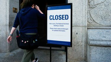Un letrero de cerrado frente a los Archivos Nacionales, en el primer día de la suspensión de labores del gobierno de EEUU debido a la falta de financiamiento, el miércoles 1 de octubre de 2025, en Washington. (AP Foto/Julia Demaree Nikhinson)