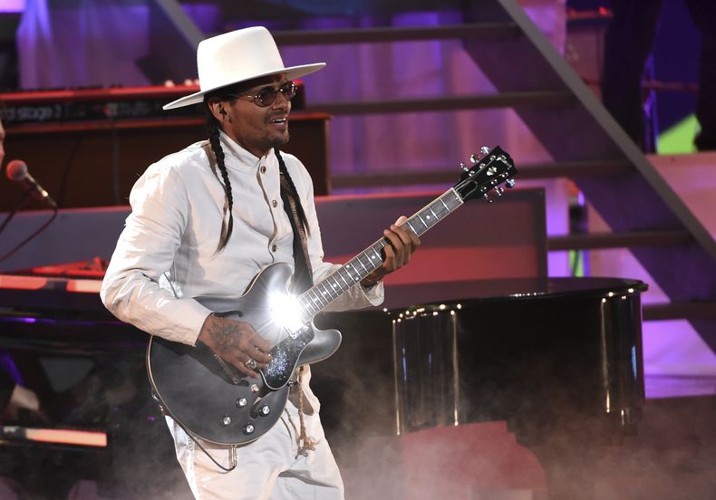 ARCHIVO - Draco Rosa durante su presentación en la 20a entrega de los Latin Grammy el 14 de noviembre de 2019, en el MGM Grand Garden Arena en Las Vegas. Draco Rosa rinde homenaje a algunas de sus acnciones favoritas del rock en español en su álbum Reflejos de lo eterno. (Foto AP/Chris Pizzello, archivo)