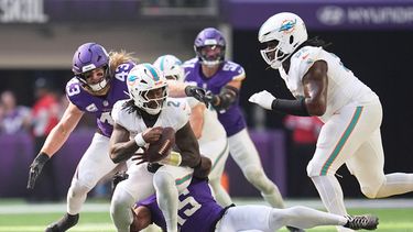 El quarterback de los Dolphins de Miami, Malik Willis (2), es capturado por el apoyador de los Vikings de Minnesota, Dallas Turner (15), durante la primera mitad de un partido de fútbol americano de la NFL el 4 de octubre de 2026, en Minneapolis. (Foto AP/Abbie Parr)