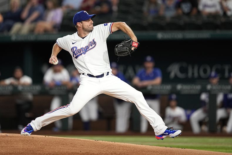 El abridor de los Rangers de Texas Max Scherzer lanza en la primera entrada del encuentro ante los Angelinos de Los Ángeles el lunes 14 de agosto del 2023. (AP Foto/Tony Gutierrez)