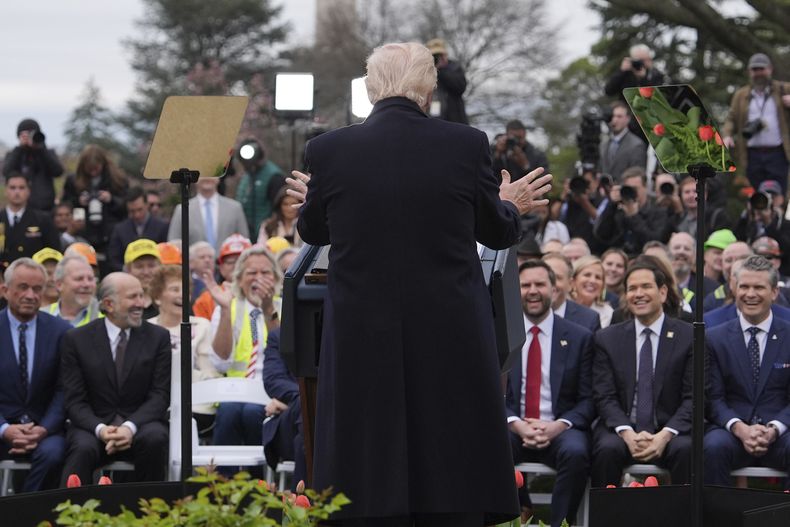 El presidente Donald Trump habla durante un evento para anunciar la imposición de nuevos aranceles en la Rosaleda de la Casa Blanca, el miércoles 2 de abril de 2025, en Washington. (AP Foto/Evan Vucci)