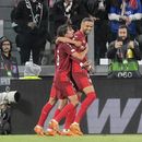 Youssef En-Nesyri (derecha) del Sevilla celebra tras anotar el gol del Sevilla en el empate 1-1 contra Juventus en las semifinales de la Liga Europa, el jueves 11 de mayo de 2023, en Turín. (Tano Pecoraro/LaPresse vía AP)