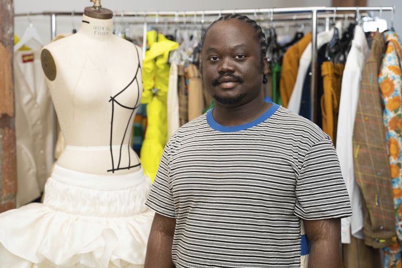 El diseñador de moda y fundador de Agbobly, Jacques Agbobly, posa para un retrato el jueves 1 de mayo de 2025 en Nueva York. (Foto AP/Gary Gerard Hamilton)