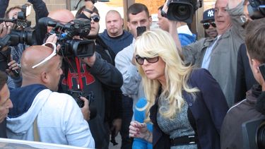 americateve | Dina Lohan sale de una corte en Hempstead, Nueva York en una fotograf&iacute;a de archivo del 24 de septiembre de 2013 tras declararse inocente de los cargos por conducir ebria que le fueron presentados. Un juez remiti&oacute; el jueves 21 de noviembre de