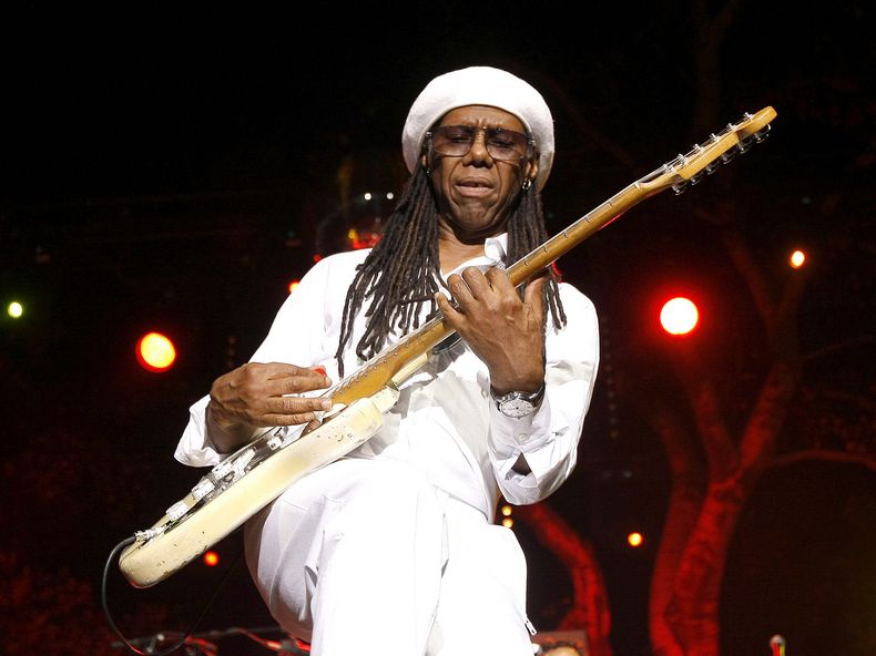 ARCHIVO - El guitarrista Nile Rodgers de Chic se presenta en el Festival de Jazz de los 5 Continentes, en Marsella, en el sur de Francia, el 20 de julio de 2013. En las cinco décadas desde que el hip hop surgió en la ciudad de Nueva York, se ha extendido por todo el país y por el mundo. Y en cada paso ha habido cambios y adaptaciones, ya que voces nuevas y diferentes entraron y lo hicieron suyo. Sus cimientos están arraigados en las comunidades negras donde se dio a conocer inicialmente, pero se ha extendido tanto que no hay un rincón del mundo que no haya sido tocado por él. (Foto AP/Claude Paris, archivo)
