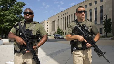 americateve | Agentes federales patrullan el &aacute;rea alrededor de un tribunal federal en Washington el mi&eacute;rcoles, 2 de julio del 2014, en la que el extremista isl&aacute;mico libio Ahmed Abu Khattala, acusado del ataque al&ntilde; consulado estadounidense en