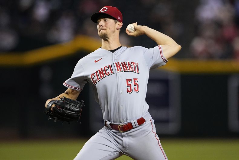 Brandon Williamson, de los Rojos de Cincinnati, lanza en contra de los Diamondbacks de Arizona durante la primera entrada del juego de béisbol del jueves 24 de agosto de 2023, en Phoenix. Williamson se perderá su salida programada para el domingo por haber dado positivo a COVID-19. (AP Foto/Matt York)