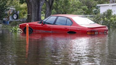 Un vehículo sumergido en una inundación tras el paso del huracán Milton, el jueves 10 de octubre de 2024, en Progress Village Community, en el condado de Hillsborough, Florida. (Jefferee Woo/Tampa Bay Times vía AP)