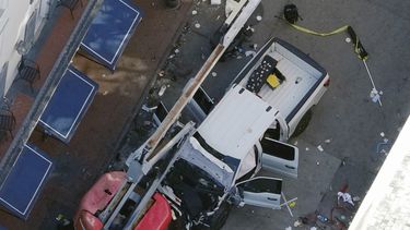 Imagen del vehículo que un hombre condujo contra una muchedumbre en la calle Bourbon de Nueva Orleans, matando e hiriendo a varias personas, en la madrugada del miércoles 1 de enero de 2025. (AP foto/Gerald Herbert)
