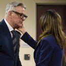 ARCHIVO - El actor Alec Baldwin se acerca a su esposa Hilaria durante su juicio, el 11 de julio de 2024, en Santa Fe, Nuevo México. (Ramsay de Give/Pool Photo via AP, archivo)