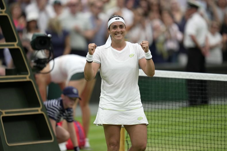 La tunecina Ons Jabeur celebra su triunfo ante la bielorrusa Aryna Sabalenka en su partido de semifinales del torneo de Wimbledon, el jueves 13 de julio de 2023, en Londres. (AP Foto/Kin Cheung)