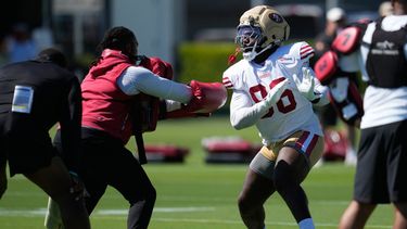 ARCHIVO - Cameron Sample (derecha), de los 49ers de San Francisco, asiste al campamento de entrenamiento del equipo de fútbol americano, el 31 de julio de 2026, en Santa Clara, California. (Foto AP/Jeff Chiu, Archivo)