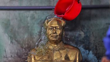 americateve | Un trabajador vierte agua en una estatua de Mao Tse-tung en una f&aacute;brica especializada en hacer bustos y esculturas del fallecido l&iacute;der chino en Shaoshan, el pueblo natal de Mao, en Hunan, en el sur de China, el 5 de diciembre de 2013. El 26
