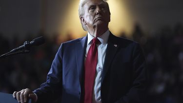 El candidato republicano a la presidencia, el expresidente Donald Trump, ve un video en una pantalla durante un evento en el centro cívico de Salem, Virginia, el sábado 2 de noviembre de 2024. (AP Foto/Evan Vucci)