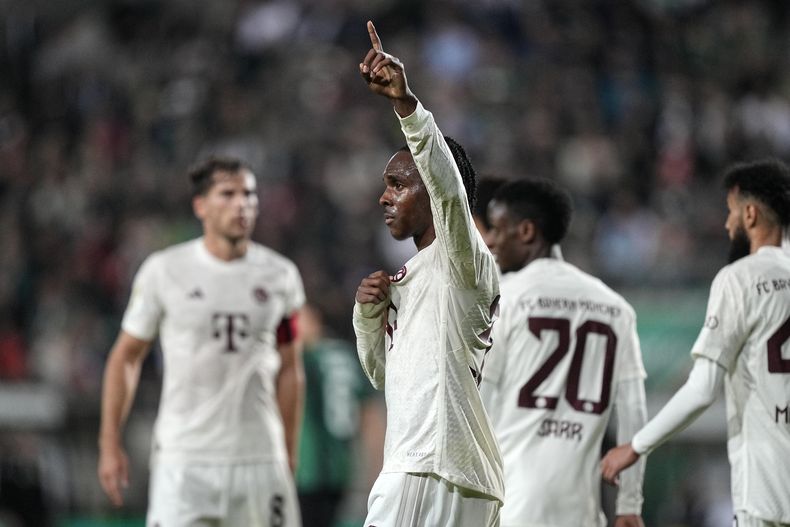 Mathys Tel del Bayern Múnich celebra luego de anotar el 4to gol para su equipo ante el Preussen Münster en partido de la primera ronda de la Copa Alemana, en Münster, Alemania. Martes 26 de septiembre de 2023. (AP Foto/Martin Meissner)