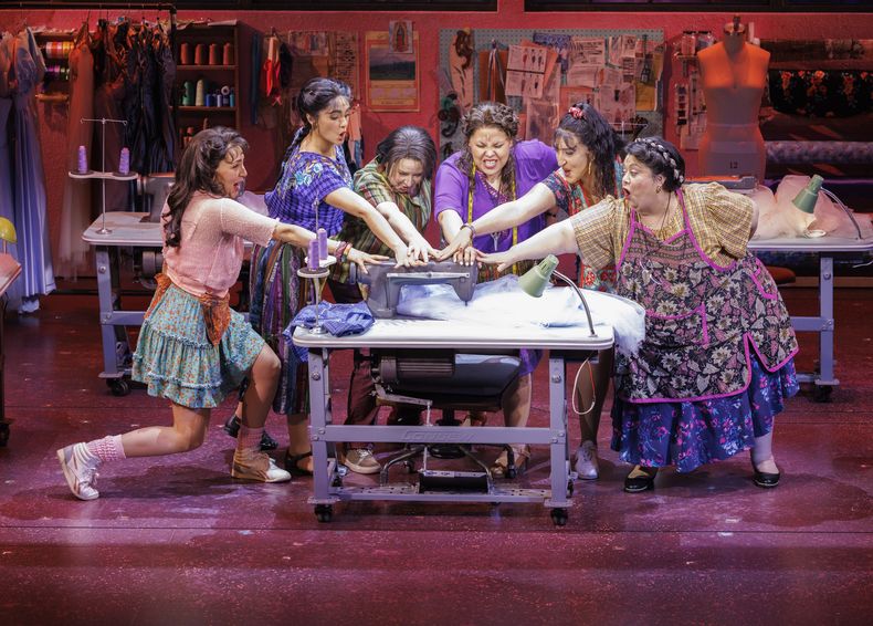 Jennifer Sánchez, de izquierda a derecha, Aline Mayagoitia, Sandra Valls, Florencia Cuenca, Shelby Acosta y Carla Jiménez, durante un ensayo para la producción de Broadway de Real Women Have Curves el viernes 28 de marzo de 2025, en Nueva York. (Foto CJ Rivera/Invision/AP)