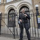 Policías montan guardia frente a la sinagoga de Hoboken, Nueva Jersey, el 3 de noviembre de 2022. (AP Foto/Ryan Kryska, File)