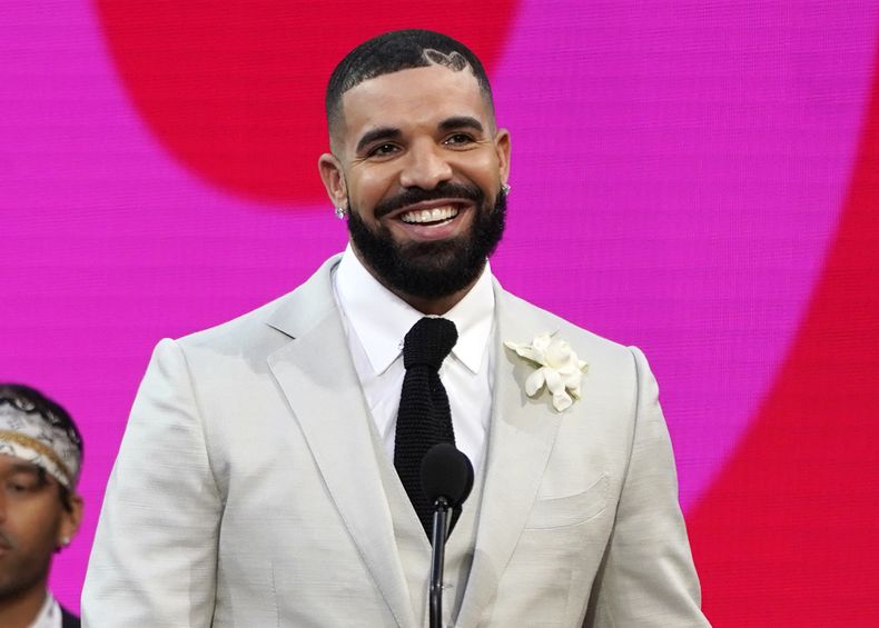 ARCHIVO - Drake en los Premios Billboard en Los Angeles el 23 de mayo de 2021. TikTok podría parecer (o sonar) un poco diferente. Esta semana, Universal Music Group, que representa a artistas de renombre como Taylor Swift, Bad Bunny y Drake, dijo que ya no permitiría su música en TikTok tras el vencimiento el miércoles 31 de enero de 2024 de un acuerdo de licencia entre las dos compañías. (Foto AP/Chris Pizzello, archivo)