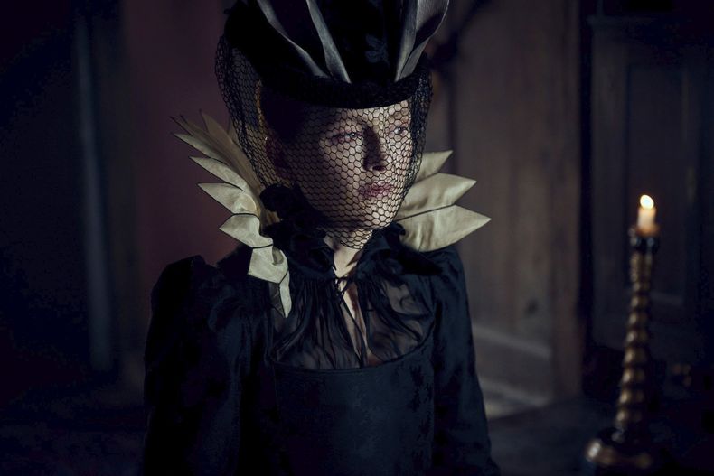 En esta imagen proporcionada por Starz, Julianne Moore en una escena de Mary & George. (Sky UK/Starz vía AP)