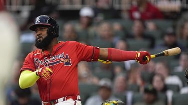 El dominicano Marcell Ozuna, de los Bravos de Atlanta, conecta un doble de tres carreras en el juego del viernes 28 de junio de 2024, ante los Piratas de Pittsburgh (AP Foto/John Bazemore)