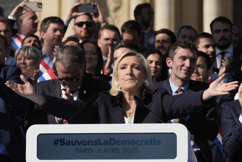 La dirigente derechista francesa Marine Le Pen durante una manifestación en apoyo suyo en París, el 6 de abril del 2025. (AP foto/Michel Euler)