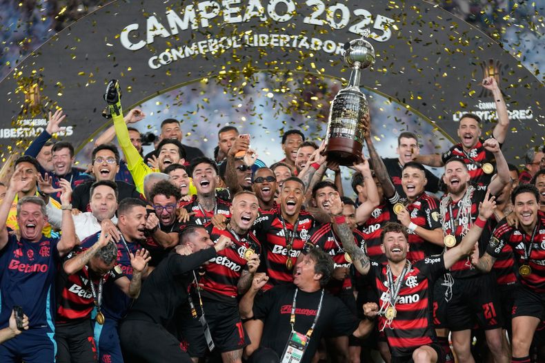 Los jugadores del Flamengo de Brasil festejan tras conquistar la Copa Libertadores en la final ante Palmeiras del mismo país, el sábado 29 de noviembre de 2025, en Lima (AP Foto/Martín Mejía)