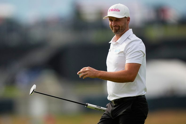 Wyndham Clark reacciona después de embocar un putt en el tercer hoyo durante la segunda ronda del Abierto de Estados Unidos de golf, en el Club de Golf Shinnecock Hills Golf Club en Southampton, Nueva York, el viernes 19 de junio de 2026. (AP Foto/Gerald Herbert)