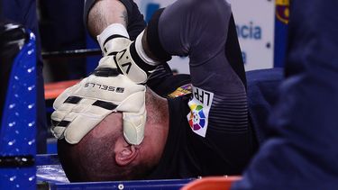 americateve | El arquero del Barcelona, V&iacute;ctor Vald&eacute;s, se tapa el rostro tras sufrir una lesi&oacute;n en un partido contra Celta de Vigo el mi&eacute;rcoles, 26 de marzo de 2014, en Barcelona. (AP Photo/Manu Fernandez)