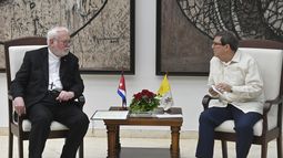 El arzobispo Paul Richard Gallagher (izquierda), secretario para las Relaciones con los Estados y los Organismos Internacionales de la Santa Sede, se reúne con el ministro de Relaciones Exteriores de Cuba, Bruno Rodríguez, en La Habana, Cuba, el miércoles 4 de junio de 2025. (Foto AP/Jorge Luis Baños)