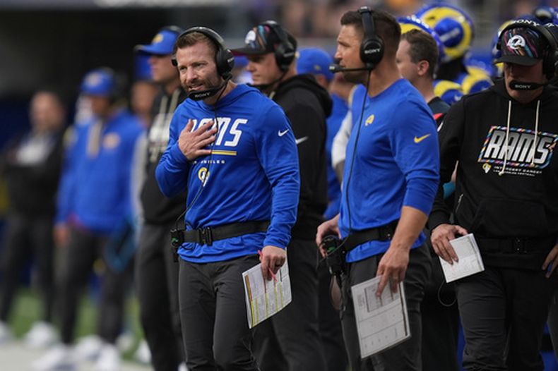 Sean McVay, izquierda, entrenador en jefe de los Rams de Los Ángeles, reacciona durante la segunda mitad del partido de la NFL en contra de los Cardinals de Arizona, el domingo 18 de octubre de 2026, en Inglewood, California. (AP Foto/Gregory Bull)