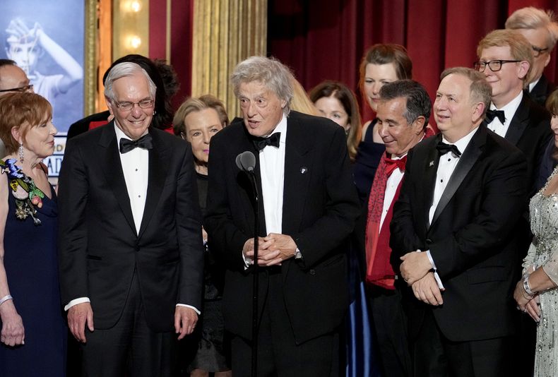Tom Stoppard, centro, y miembros de la compañía de Leopoldstadt aceptan el premio a la mejor obra en la 76a entrega anual de los premios Tony el domingo 11 de junio de 2023 en el teatro United Palace de Nueva York. (Foto Charles Sykes/Invision/AP)