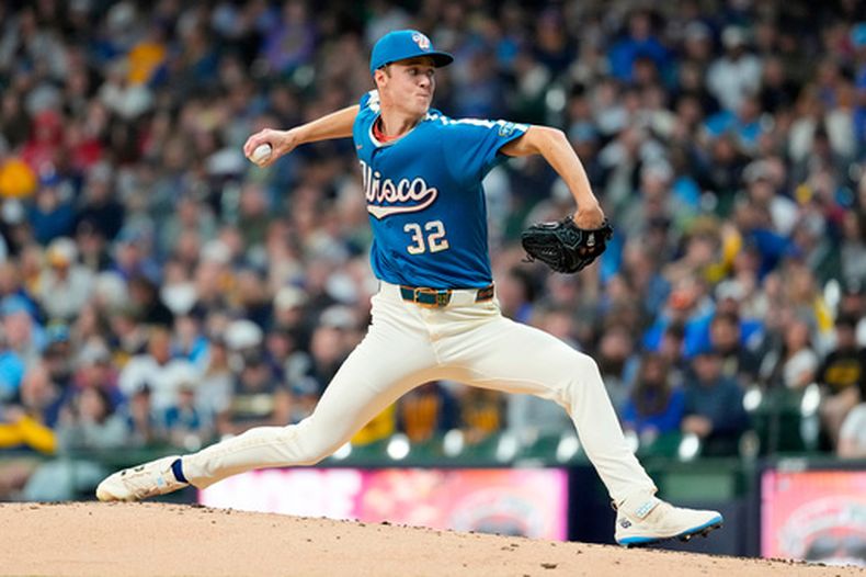 Jacob Misiorowski, de los Cerveceros de Milwaukee, lanza en el duelo del viernes 8 de mayo de 2026, ante los Yankees de Nueva York (AP foto/Aaron Gash)