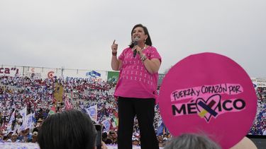 ARCHIVO - La candidata opositora presidencial Xóchitl Gálvez habla ante sus simpatizantes en acto de apertura de su campaña en Irapuato, México, el 1 de marzo de 2024. Los mexicanos están llamados a las urnas en las elecciones del 2 de junio, las más grandes del país por número de cargos. En la disputa presidencial, tendrán que elegir entre tres candidatos, con dos mujeres a la cabeza de las encuestas: Sheinbaum y la aspirante de la oposición Xóchitl Gálvez. (AP Foto/Fernando Llano, Archivo)