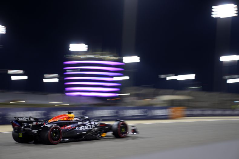El piloto de Red Bull Max Verstappen maniobra el vehículo durante la segunda sesión de prácticas del Gran Premio de Bahrein de la Fórmula Uno el jueves 29 de febrero del 2024. (AP Foto/Darko Bandic)