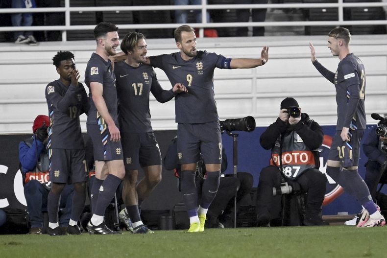 El volante inglés Jack Grealish (tercero desde la izquierda) celebra tras anotar el primer gol de Inglaterra en la victoria 3-1 ante Finlandia en la Liga de Naciones, el domingo 13 de octubre de 2024. (Markku Ulander/Lehtikuva vía AP)