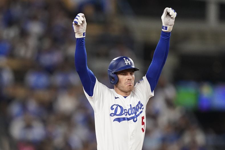 Freddie Freeman, de los Dodgers de Los Ángeles, festeja luego de batear un doble ante los Diamondbacks de Arizona, el miércoles 30 de agosto de 2023 (AP Foto/Ryan Sun)