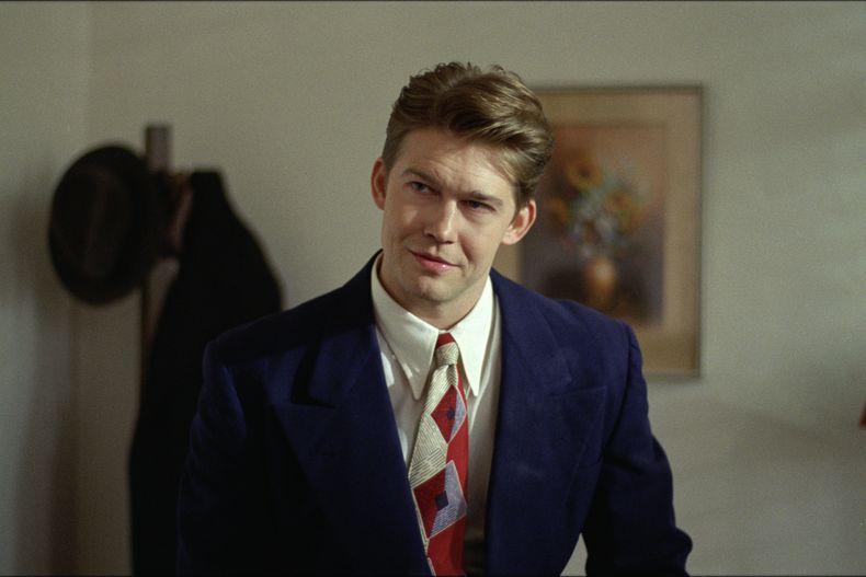 Esta imagen difundida por A24 muestra a Joe Alwyn en una escena de The Brutalist. (Lol Crawley/A24 via AP)