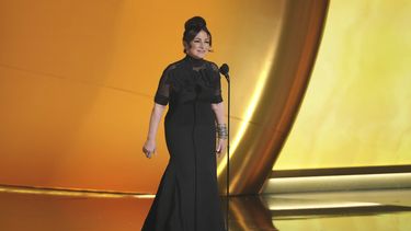 ARCHIVO - Gloria Estefan presenta una actuación de Shakira durante la 67ª entrega anual de los Grammy el domingo 2 de febrero de 2025 en Los Ángeles. (Foto AP/Chris Pizzello, archivo)