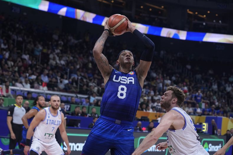 El estadounidense Paolo Banchero (8) intenta anotar contra Italia por el Mundial de baloncesto, el martes 5 de septiembre de 2023 en Manila. (AP Foto/Michael Conroy)