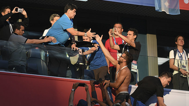 ¿que le que da maradona en secreto a un aficionado a traves de un apreton de manos? (video)
